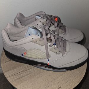 Jordan Low-Top Sneakers in Light Gray with Black Soles and Red/Blue Lace Tips